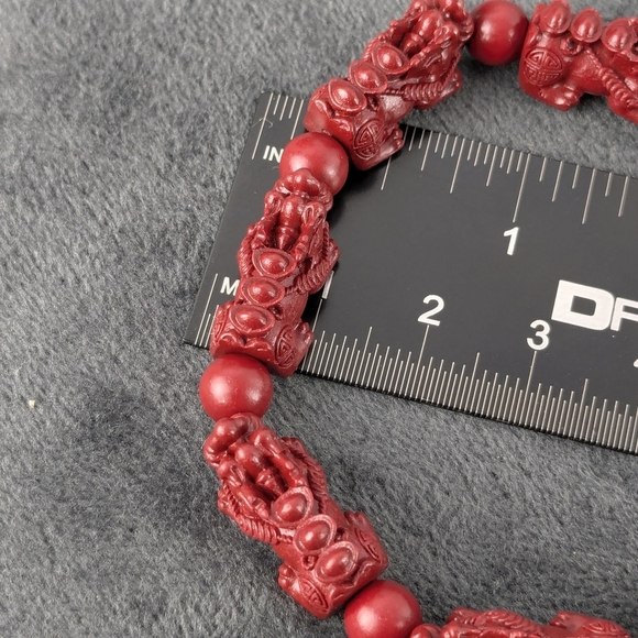Carved red cinnabar stretchy bracelet - Picture 5 of 8